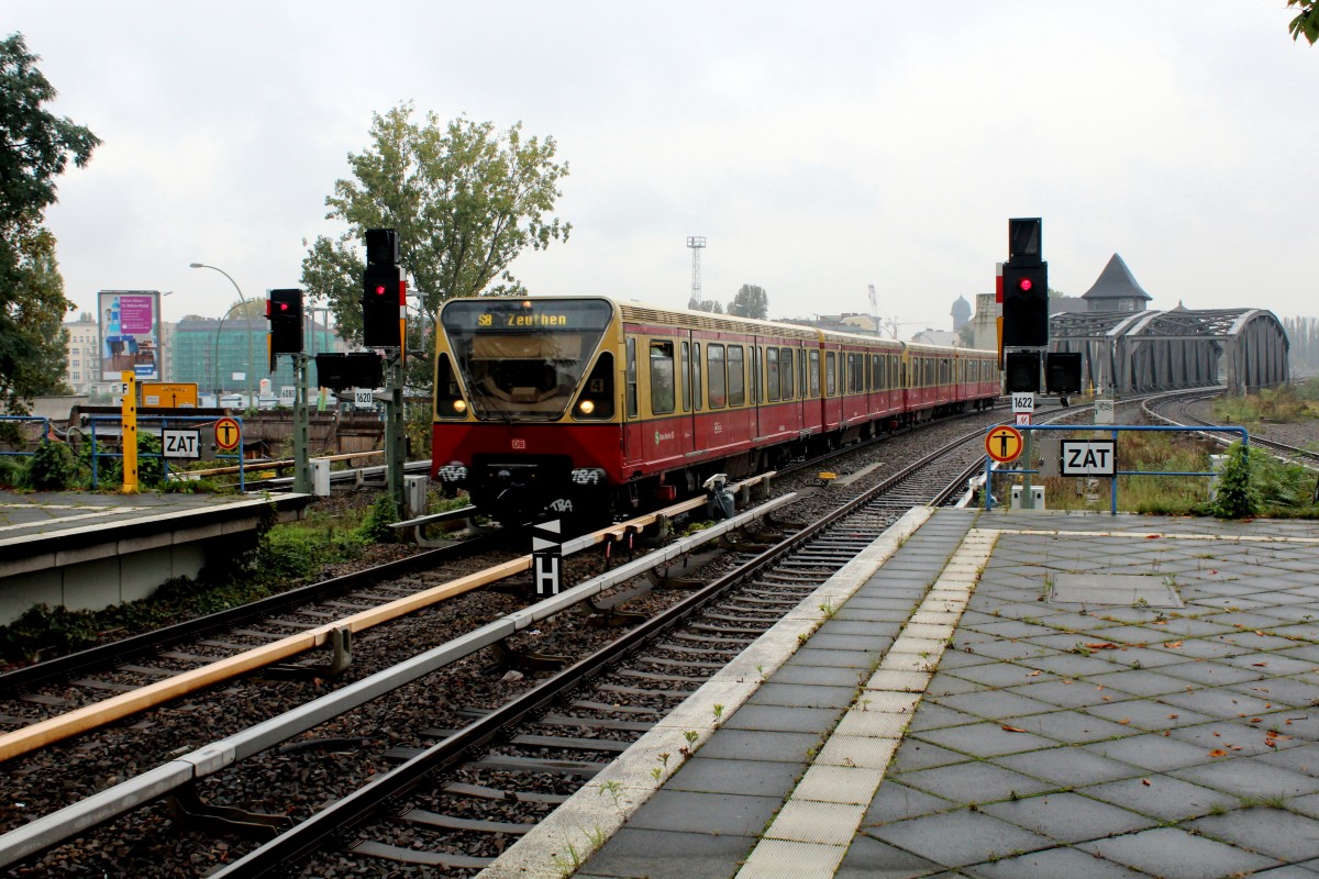 DB S-Bahn Berlin S8 (BR 480) S-Bf Treptower Park am 16. Oktober 2014.