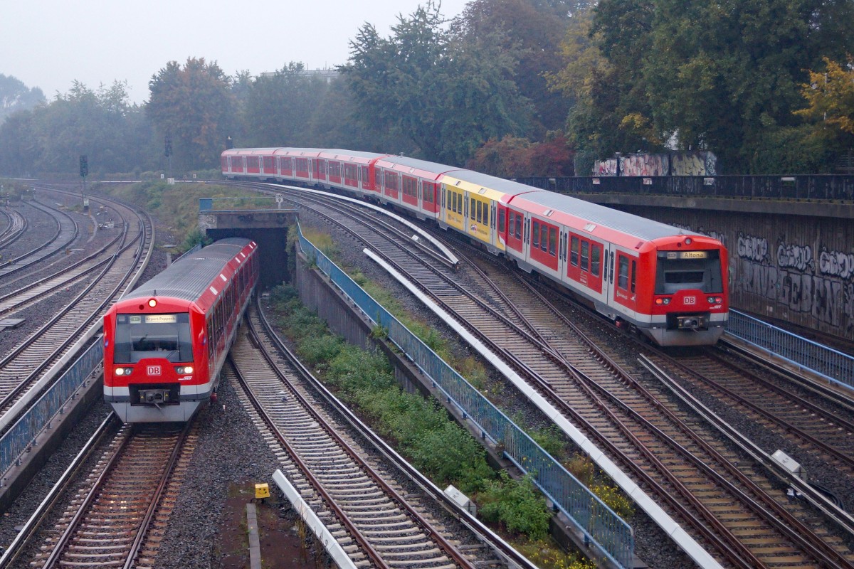 DB S-Bahn: Ein- und Ausfahrt von zwei S-Bahnen beim Hamburger Hauptbahnhof am 16. Oktober 2015.
Foto: Walter Ruetsch