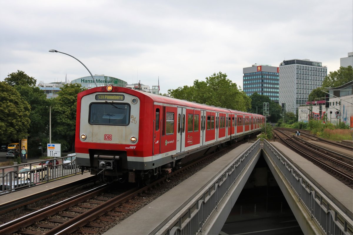 DB S-Bahn Hamburg 472 048-8 Doppeltraktion am 17.07.19 in Hamburg Dammtor vom Bahnsteig aus fotografiert 