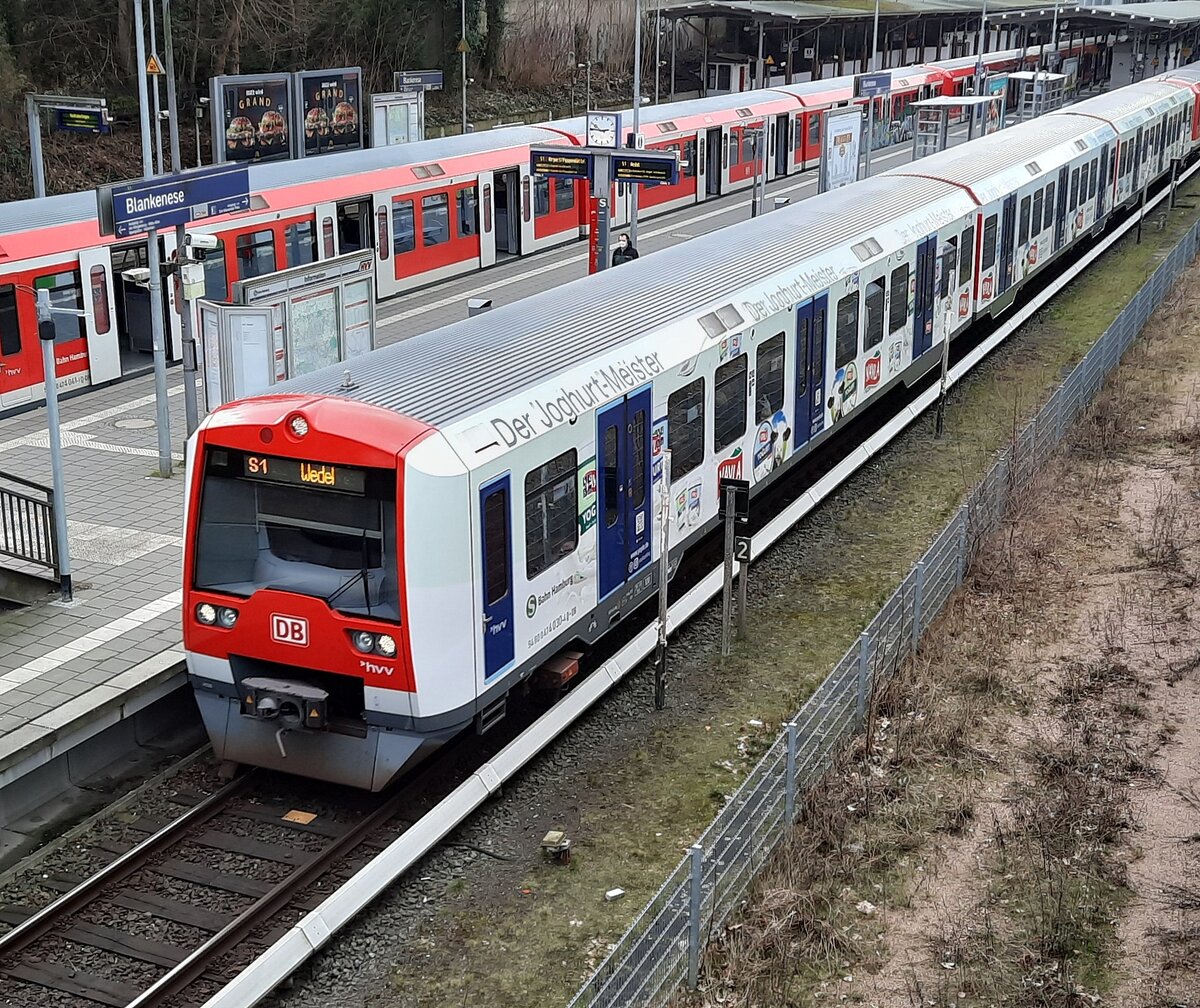 DB S-Bahn Hamburg 474 030 + 474 xxx als S 37336 (S1) von Hamburg Airport nach Wedel (Holst), am 15.02.2022 in Hamburg-Blankenese.