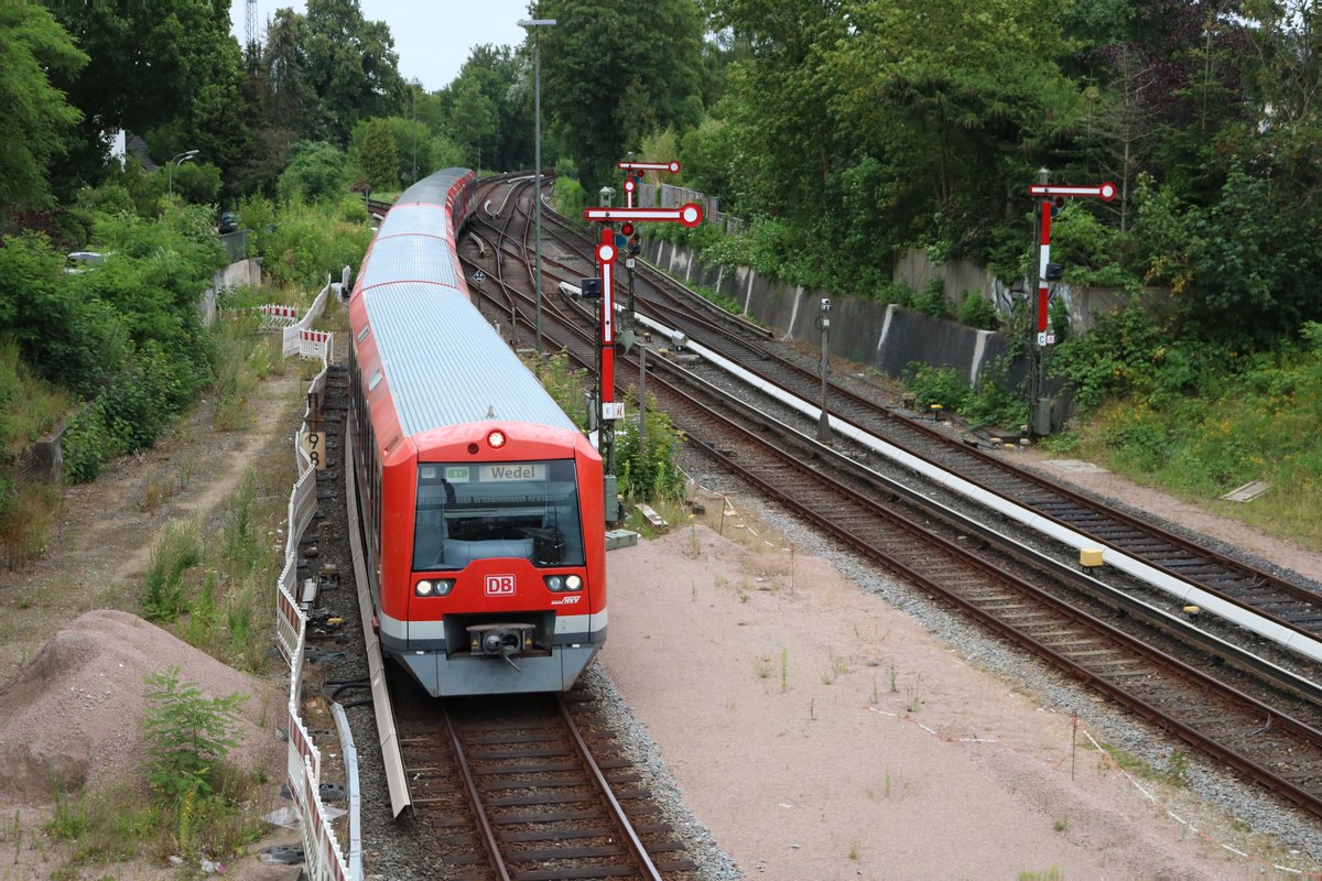 DB S-Bahn Hamburg 474 xxx Doppeltraktion erreicht Blankenese am 15.07.19 von einer Brücke aus fotografiert