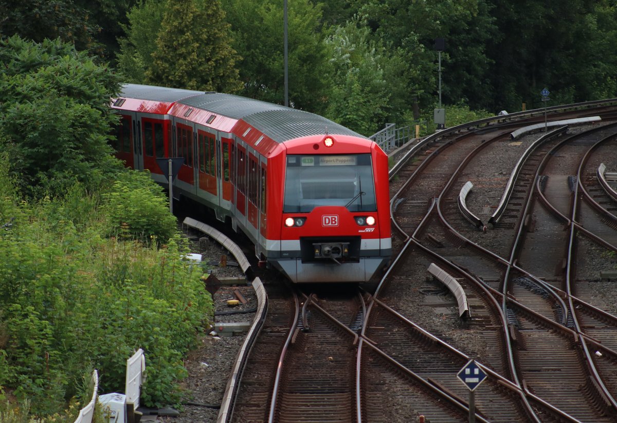 DB S-Bahn Hamburg 474 xxx Doppeltraktion erreicht Blankenese am 15.07.19 von einer Brücke aus fotografiert mit Telezoom