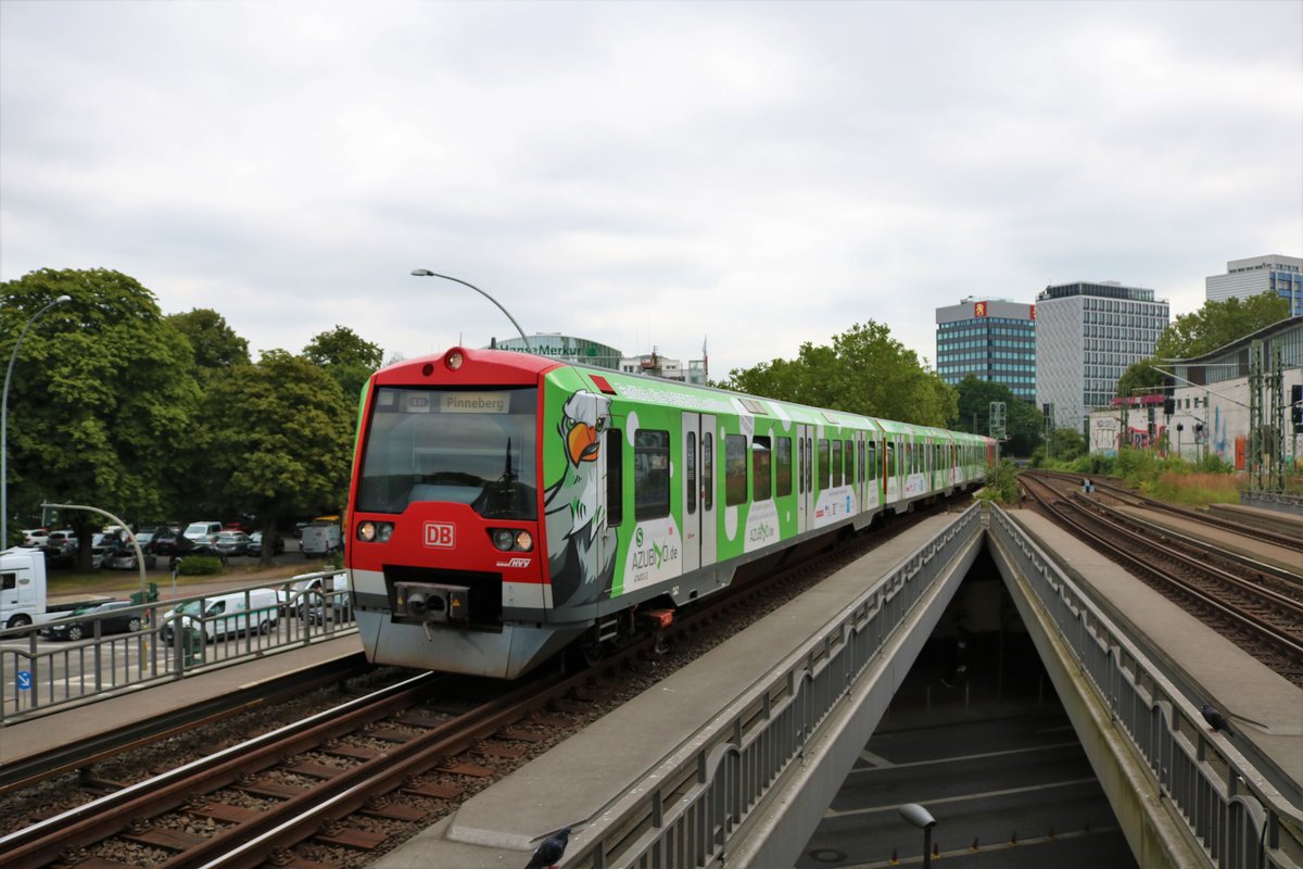 DB S-Bahn Hamburg 474 xxx Doppeltraktion am 17.07.19 in Hamburg Dammtor vom Bahnsteig aus fotografiert 