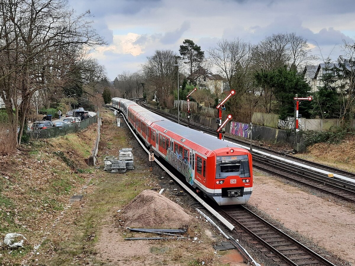 DB S-Bahn Hamburg 474 xxx + 474 030 als S 37336 (S1) von Hamburg Airport nach Wedel (Holst), am 15.02.2022 bei der Ausfahrt in Hamburg-Blankenese.