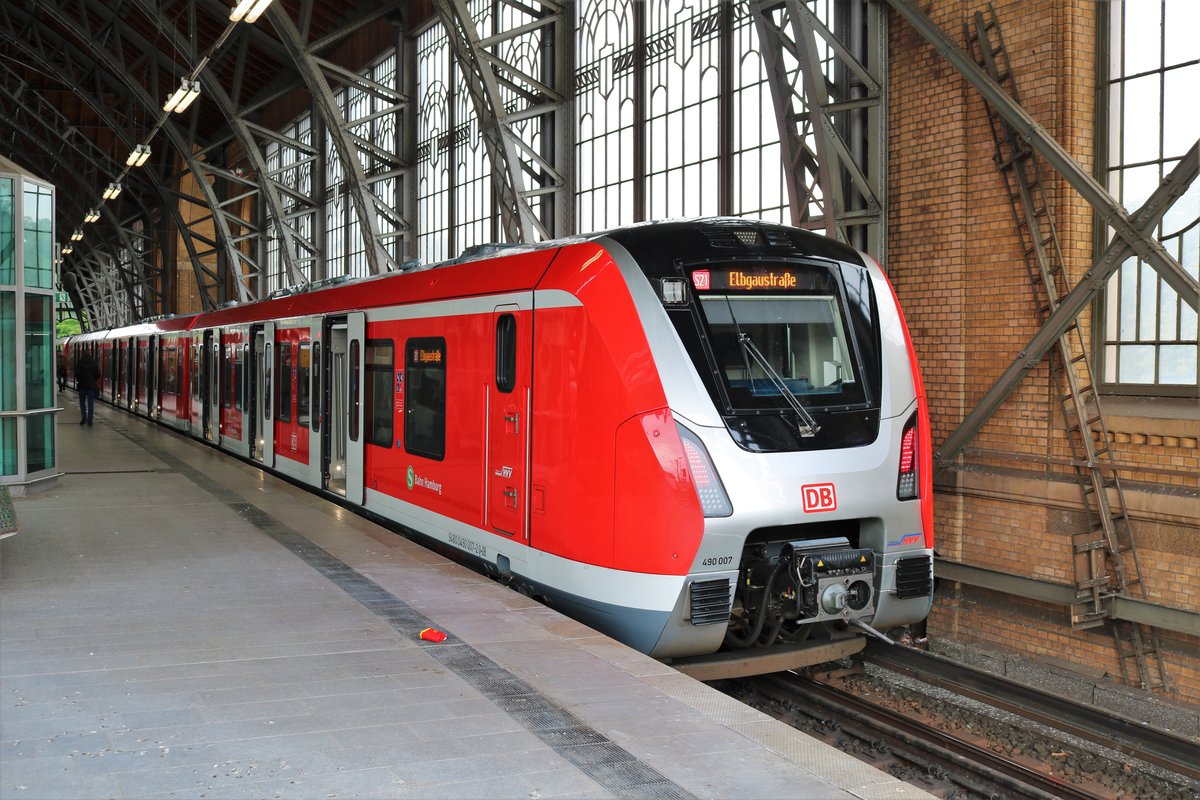 DB S-Bahn Hamburg 490 007 Doppeltraktion am 17.07.19 in Hamburg Dammtor vom Bahnsteig aus fotografiert 