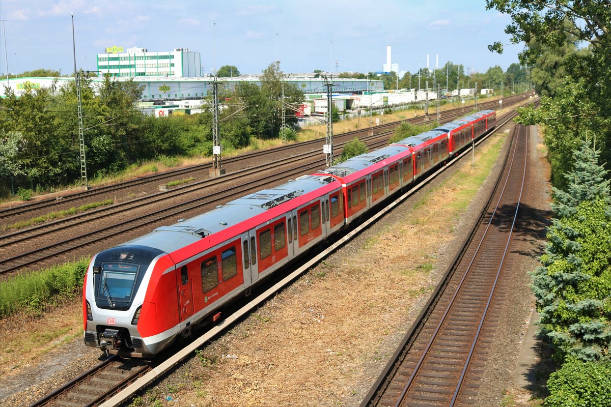 DB S-Bahn Hamburg 490 xxx Doppeltraktion am 17.07.19 in Hamburg von einer Brücke aus fotografiert 