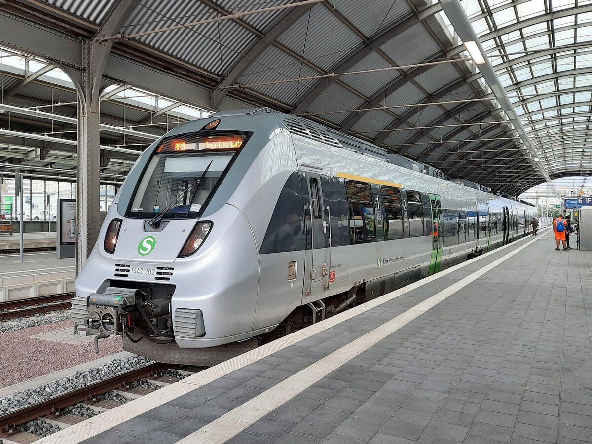DB S-Bahn Mitteldeutschland 1442 202 als RE 4839 nach Jena-Göschwitz, am 04.08.2021 in Halle (S) Hbf.