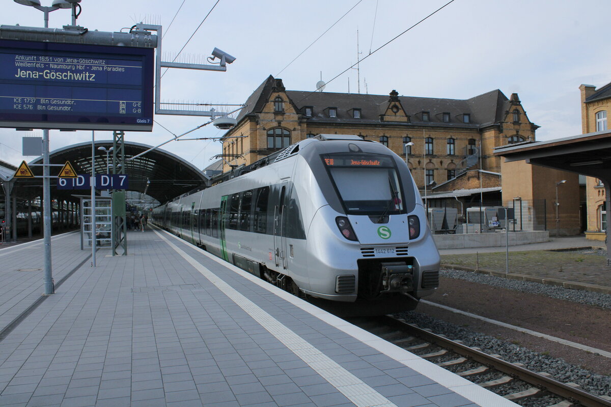 DB S-Bahn Mitteldeutschland 1442 612 + 1442 619 als RE 4893  Saale-Express  nach Jena-Göschwitz, am 16.06.2023 in Halle (S) Hbf. Die beiden Triebwagen ersetzten eine lokbepsannte Doppelstockgarnitur.