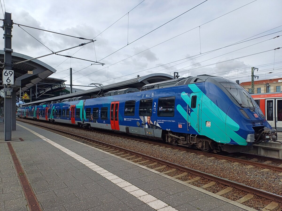 DB S-Bahn Mitteldeutschland 1442 808 als teilfolierter DB Bewerberzug, am 29.08.2023 in Erfurt Hbf. Bei der Berufsberatung zum Anfassen warb die DB fr Jobs in der Heimat.