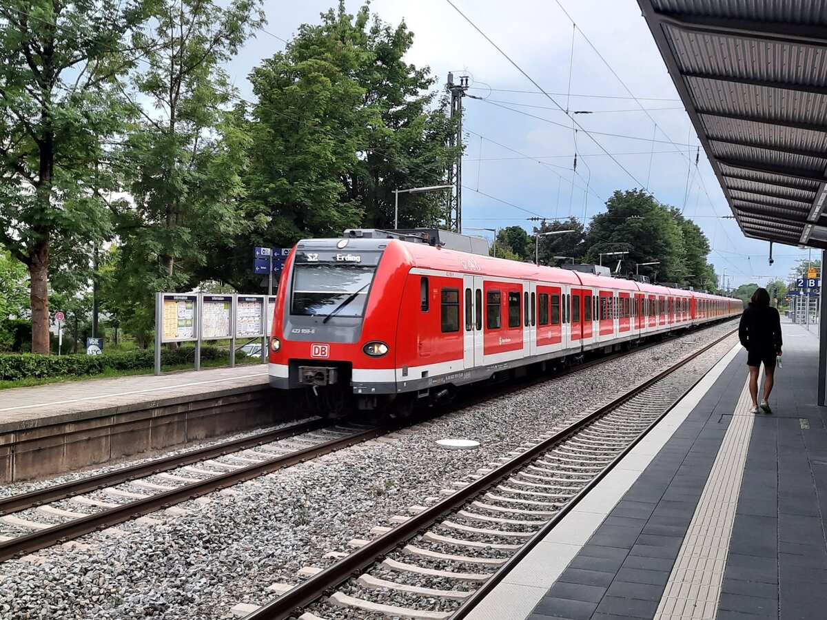 DB S-Bahn M�nchen 423 959-6 als S 8201 (S2) von Petershausen (Obb) nach Erding, am 30.07.2021 in M�nchen-Riem.