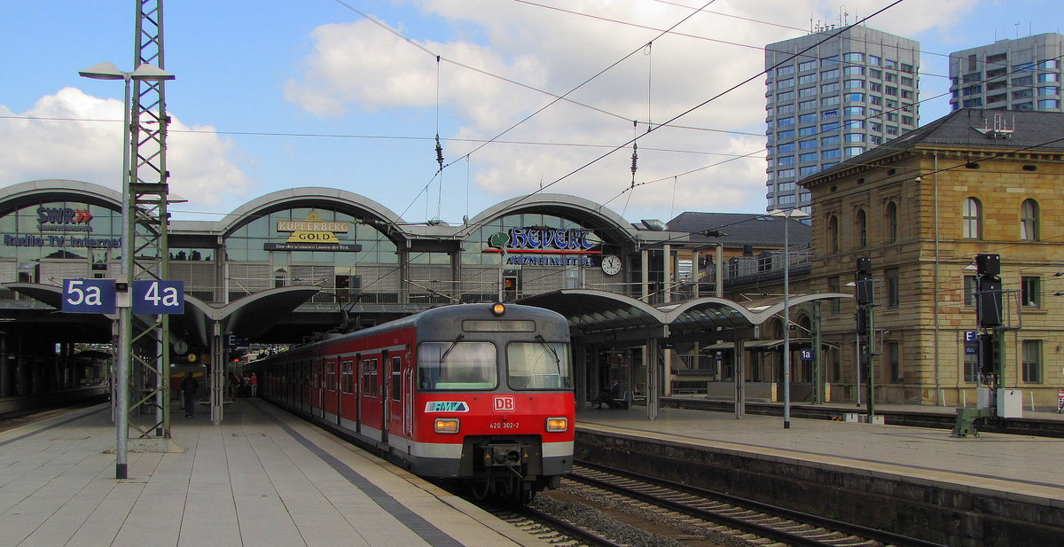 DB S-Bahn Rhein-Main 420 302-2 als S 35831 (S 8) von Wiesbaden Hbf nach Offenbach (M) Ost, am 30.06.2011 in Mainz Hbf.