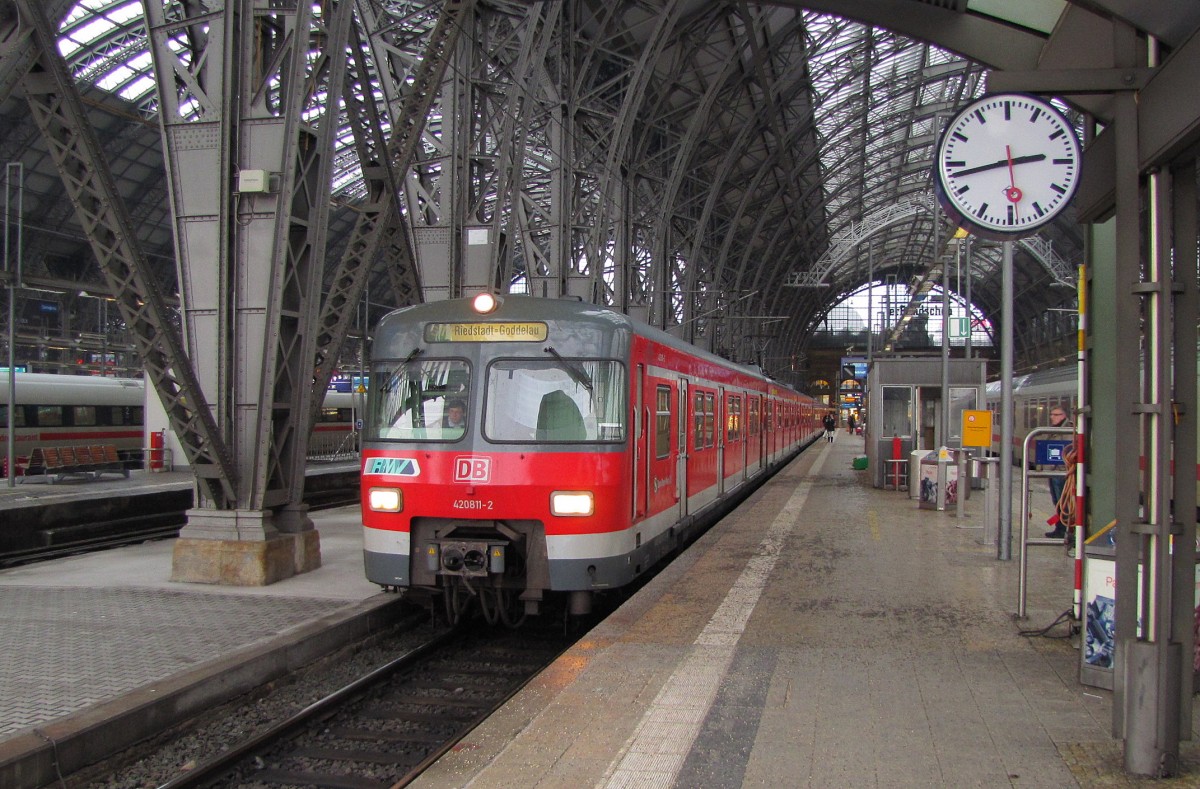 DB S-Bahn Rhein-Main 420 811-2 als S 35747 (S7) nach Riedstadt-Goddelau, am 22.12.2010 in Frankfurt (M) Hbf.