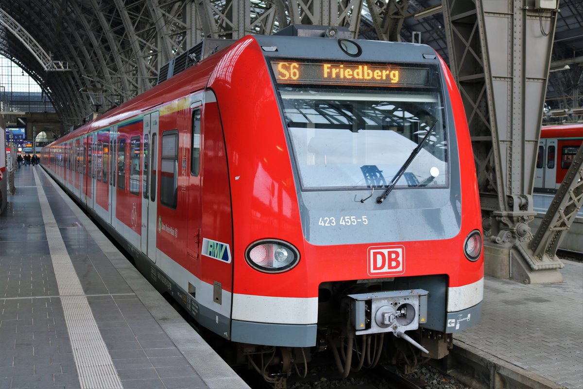 DB S-Bahn Rhein Main 423 455-5 am 13.01.18 auf der Linie S6 in Frankfurt am Main Hbf auf Gleis 16. Normaler weise fährt die S6 in Frankfurt Tief also im Tunnel bis Frankfurt Süd aber Gestern nur bis Frankfurt Hbf oben 