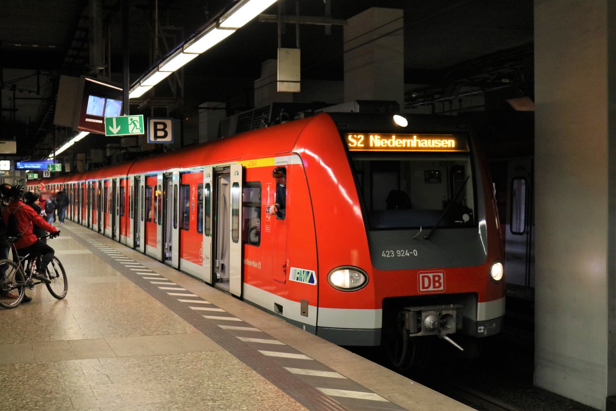 DB S-Bahn Rhein Main 423 924-0 als S2 am 27.01.18 in Frankfurt am Main Konstablerwache
