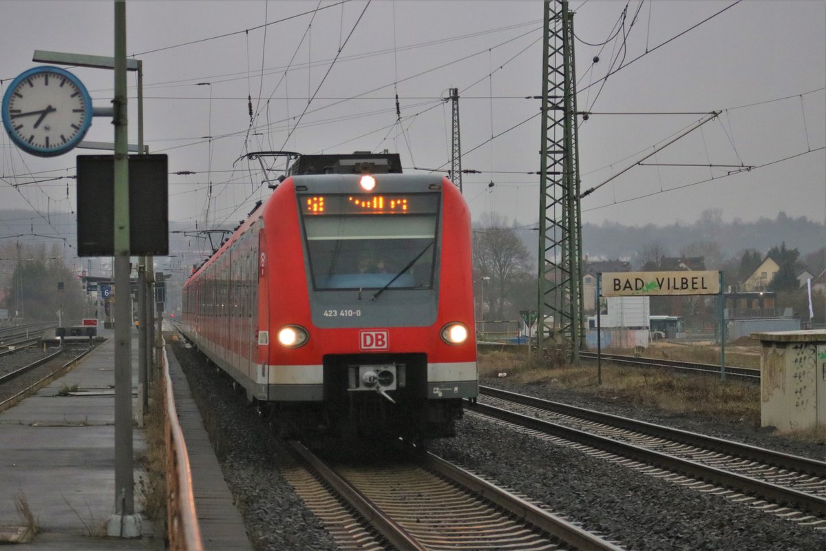 DB S-Bahn Rhein Main 423 410-0 am 12.01.19 in Bad Vilbel Bhf als S6. Grüße an den Tf