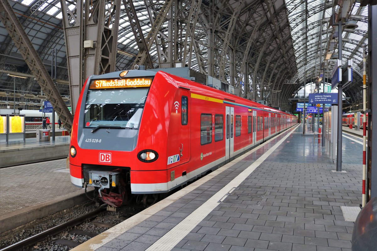 DB S-Bahn Rhein Main 425 028-8 am 30.01.21 in Frankfurt am Main Hbf 