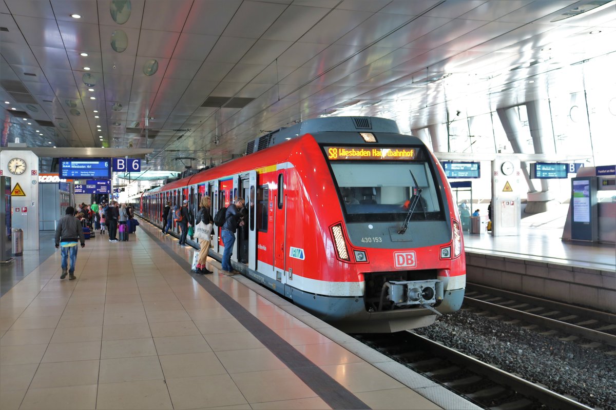 DB S-Bahn Rhein Main 430 153 auf der Linie S8 am 23.03.19 in Frankfurt am Main Flughafen Fernbahnhof. An diesen Tag wurden die Züge der Linie S8 wegen Bauarbeiten über den Fernbahnhof umgeleitet