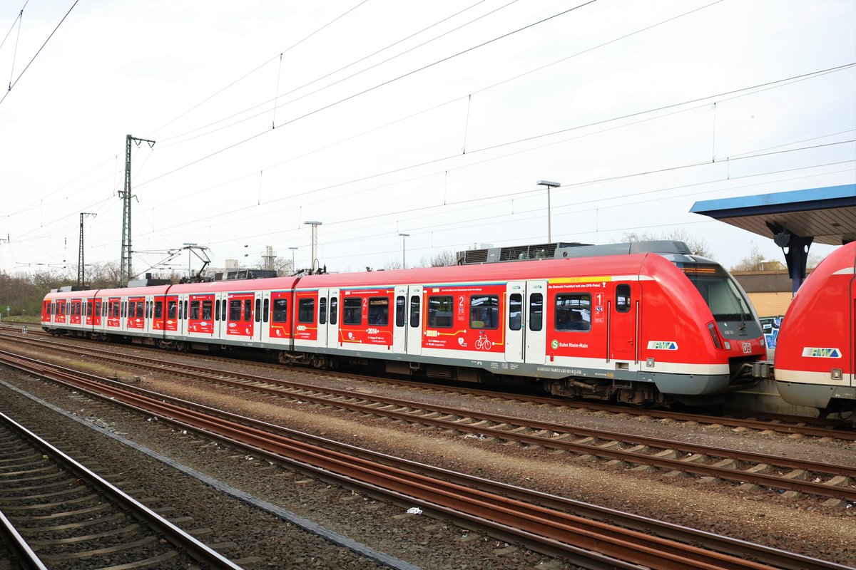 DB S-Bahn Rhein Main 430 601-1 mit Werbung für das Jubiläum 40 Jahre S-Bahn Rhein Main am 02.04.19 in Hanau Hbf als S9