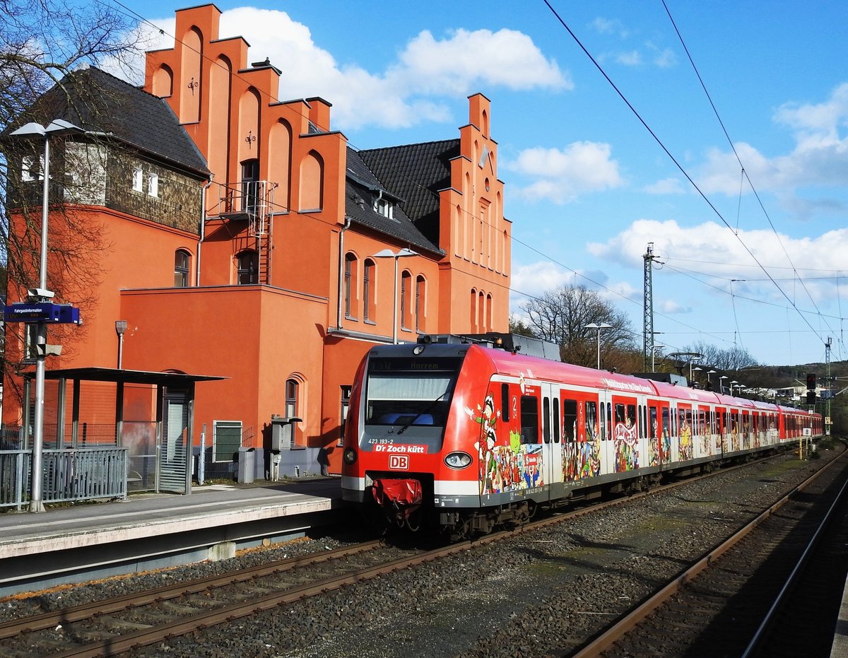 DB-S-BAHNZUG VT 423 193-2  DR ZOCH KÜTT IN SCHLADERN/SIEG
Im schönen und gepflegten Jugendstil-Bahnhof in SCHLADERN/SIEG der
S-BAHN-ZUG AU-KÖLN mit herrlichen Karnevalsmotiven...am 10.3.2020...