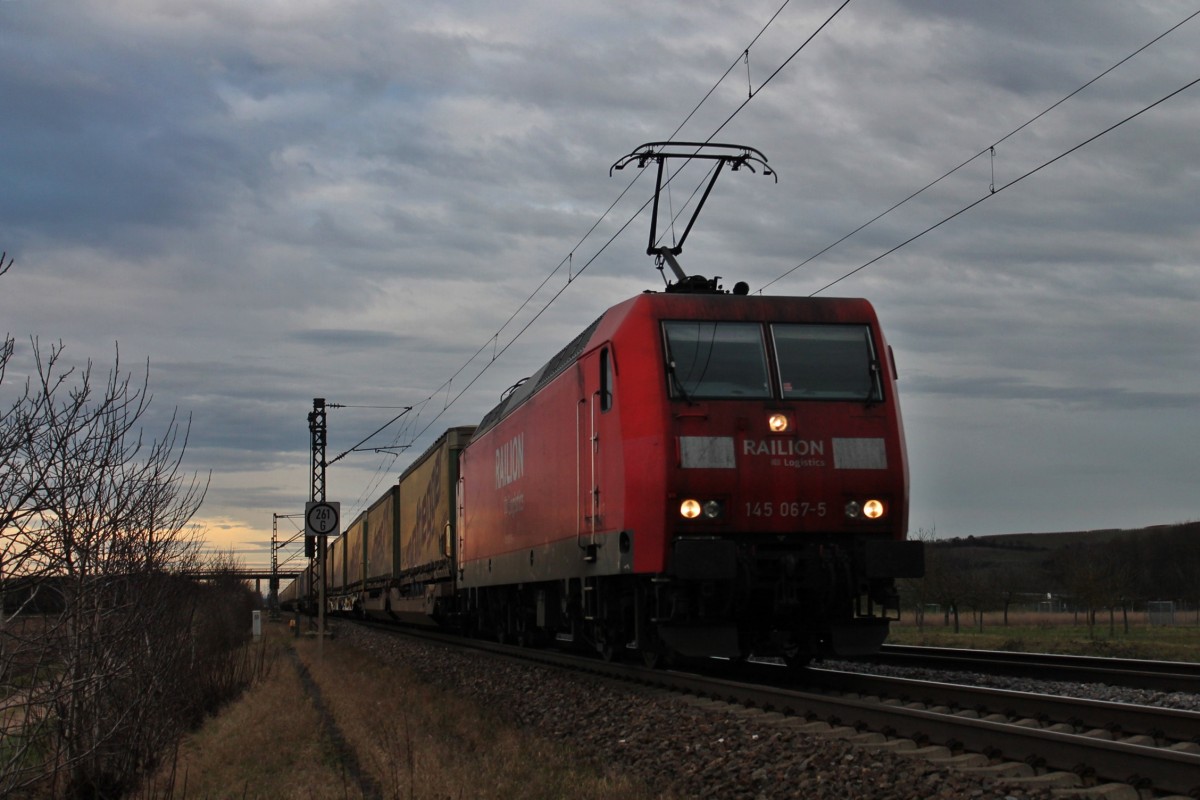 DB Schenker 145 067-5 zusammen mit dem nothegger-KLV am 06.01.2014 bei Hügelheim gen Süden.
