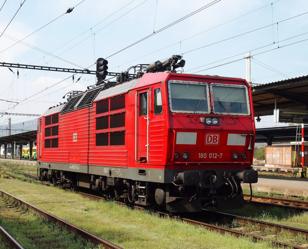 DB Schenker 180 012-7 im Hauptbahnhof Lovosice am 7. 4. 2014.