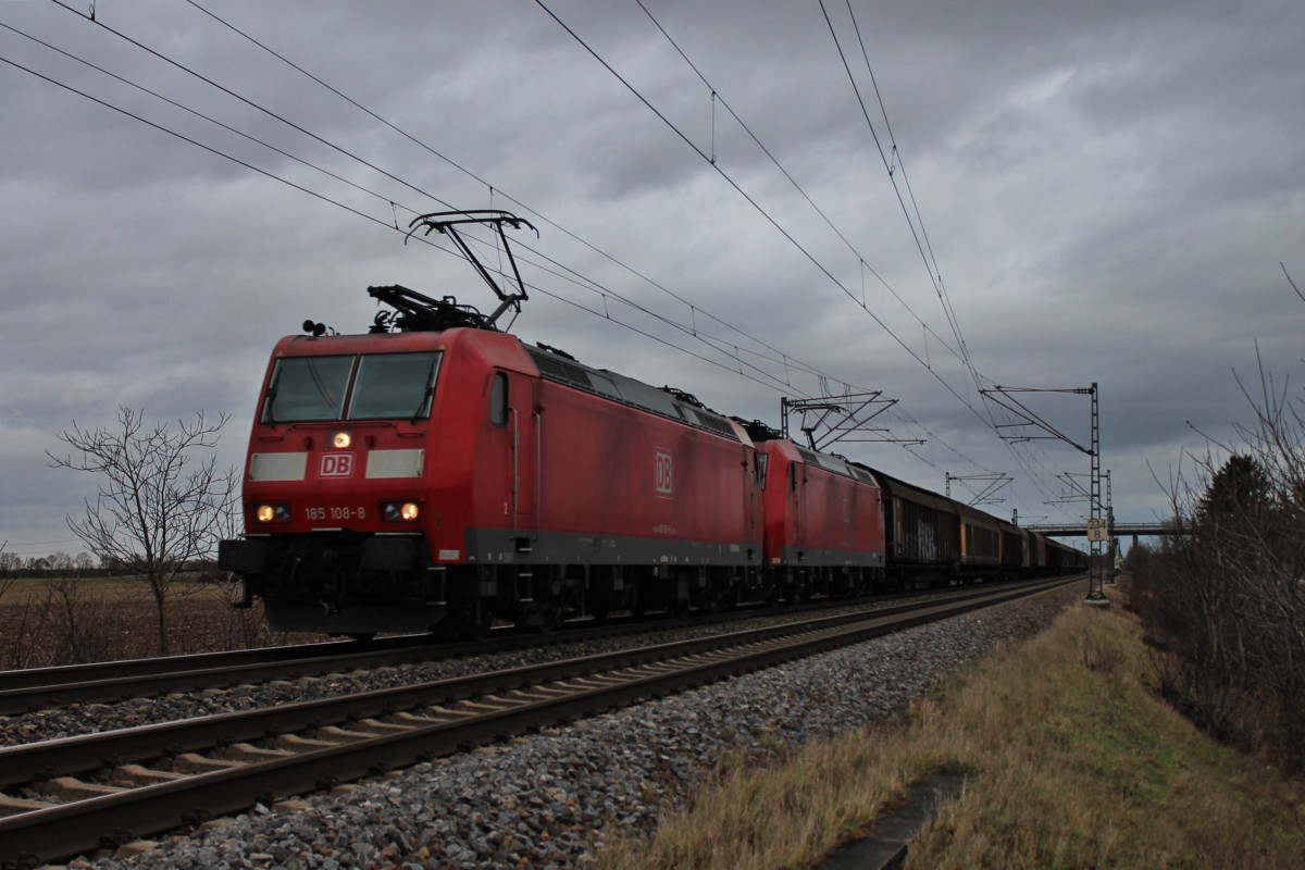 DB Schenker 185 108-8 zusammen mit 185 130-2 und einem H-Wagenzug am 03.01.2014 bei Hügelheim gen Süden.