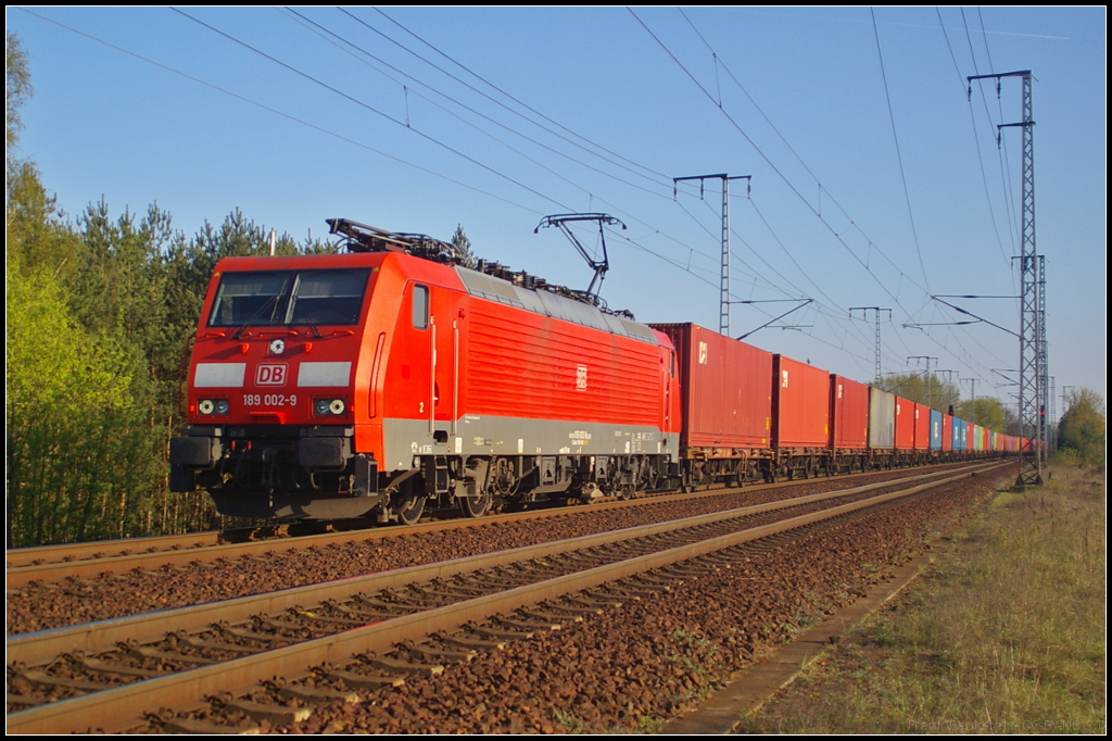 DB Schenker 189 002-9 mit Container in Berlin Wuhlheide, 23.04.2015