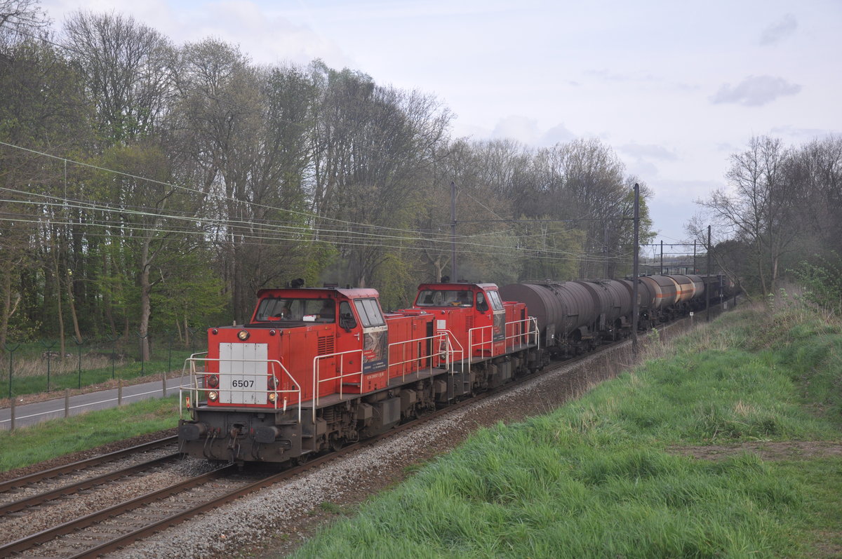 DB Schenker 6507 und 6504 mit gemischter Güterzug aufgenommen 05/04/2017 am Leemputtelaarbaan Deurne 
