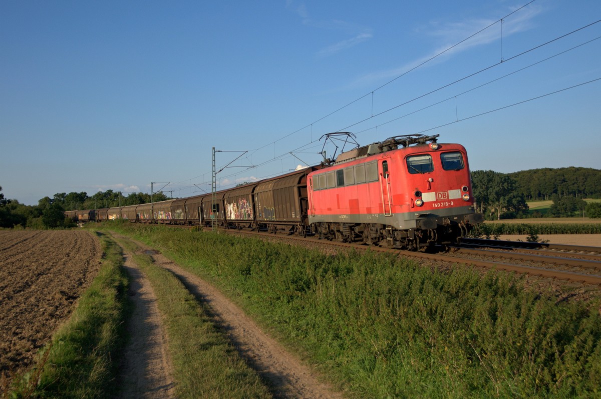 DB Schenker Rail 140 218 mit Schiebewandwagenzug in Richtung Osnabrück (Vehrte, 10.09.15). 
