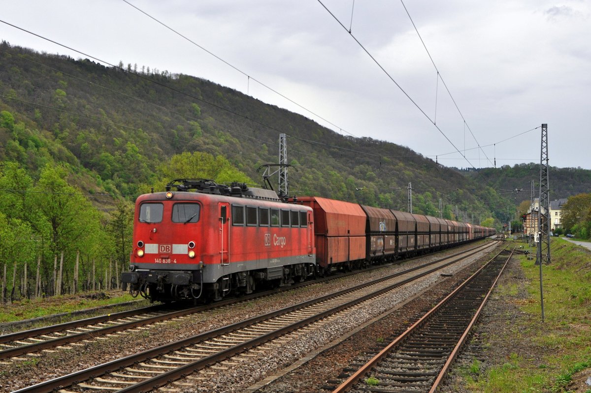 DB Schenker Rail 140 838 mit leerem Schüttgutwagenzug in Richtung Koblenz (Winningen/Mosel, 27.04.12).