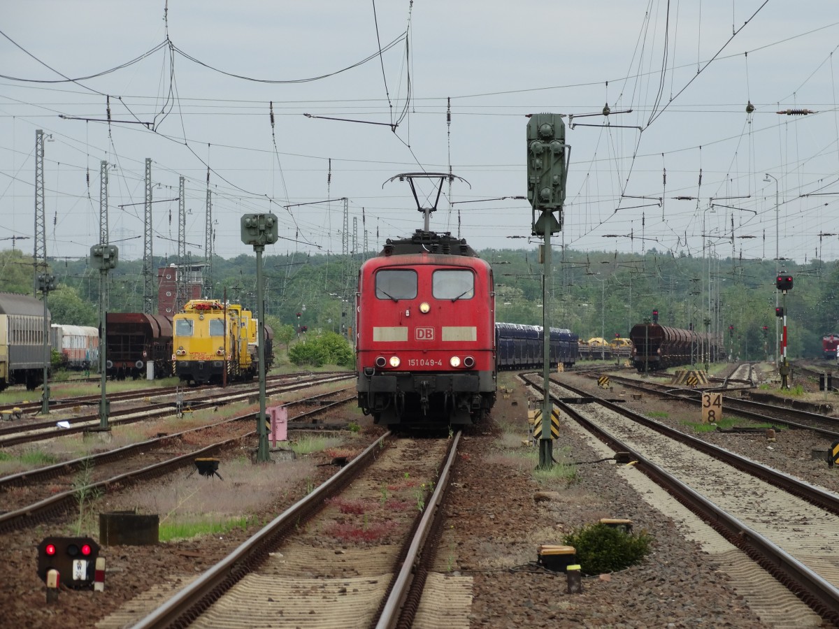 DB Schenker Rail 151 049-4 am 16.05.15 in Darmstadt Kranichstein bei den Bahnwelttagen von einen Trampelpfad aus fotografiert per Zoom