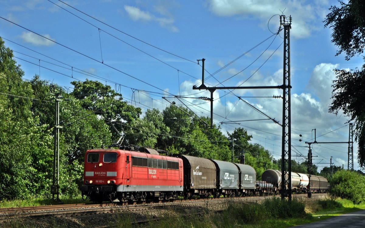 DB Schenker Rail 151 153 mit gemischtem Güterzug in Richtung Bremen (Diepholz, 22.06.14).
