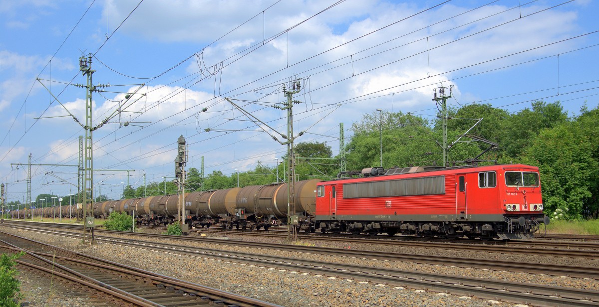 DB Schenker Rail 155 013 verläßt mit einem Ölzug am 02.06.14 den Bf Diepholz in Richtung Osnabrück zur Raffinerie in Lingen. Die Kesselwagen waren zuvor von einer Diesellok von Barenburg nach Diepholz befördert worden.