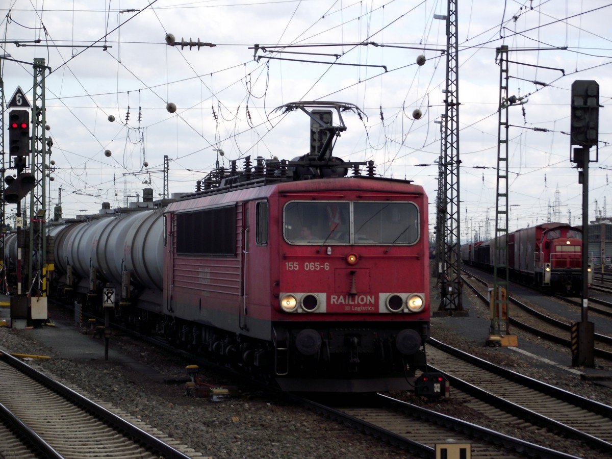 DB Schenker Rail 155 065-6 mit Kesselwagen Zug in Mainz Bischofsheim Rbf am 20.02.14