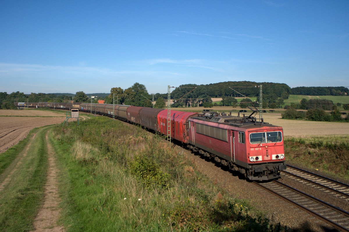 DB Schenker Rail 155 097 ist mit einem vorwiegend aus Schiebewandwagen bestehenden Zug in Richtung Osnabrück Vehrte, 02.10.15).