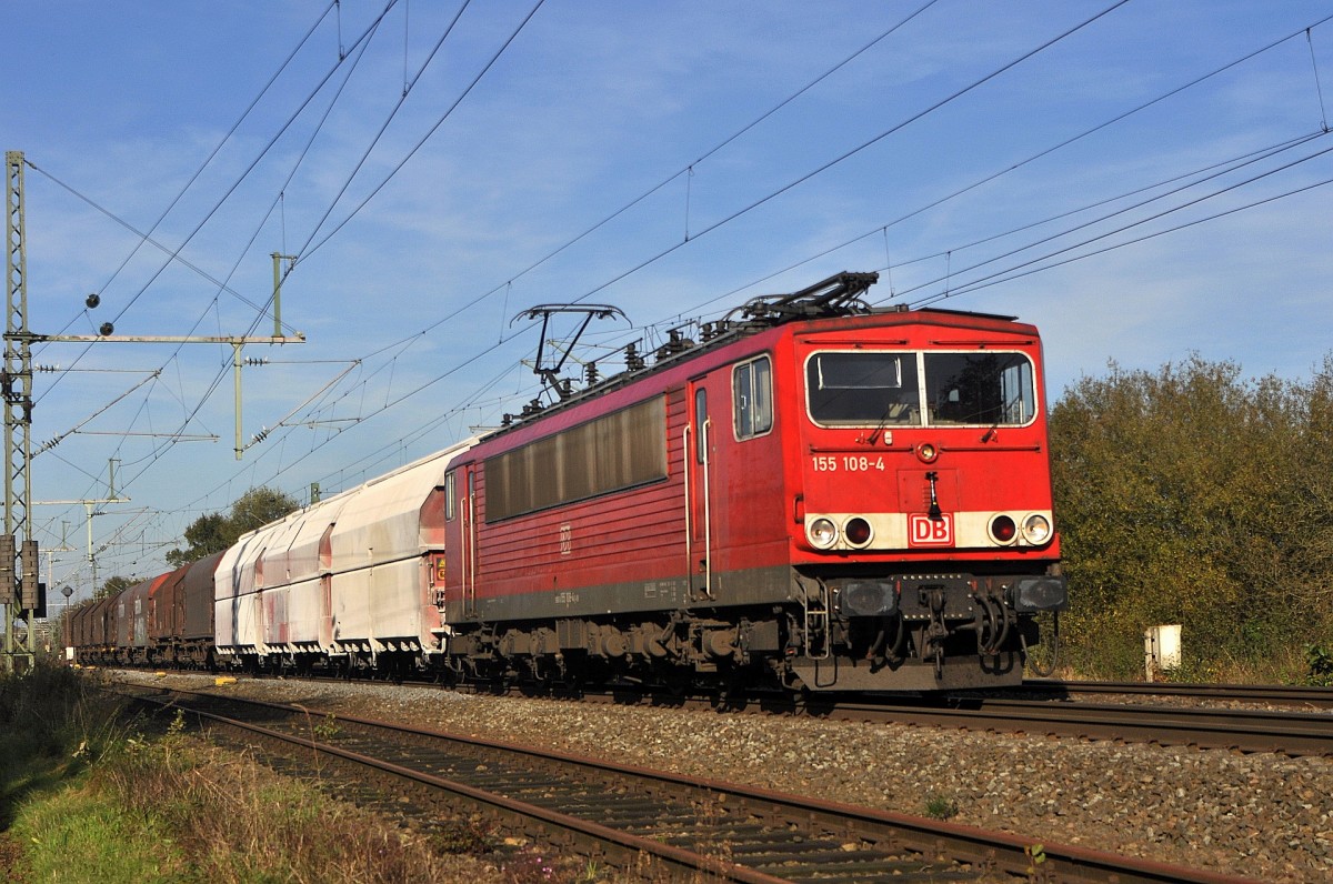 DB Schenker Rail 155 108 mit einem kurzen Güterzug musste vor wenigen Minuten am 28.10.14 in Diepholz auf einem Ausweichgleis einen IC passieren lassen und setzt nun die Fahrt in Richtung Osnabrück fort.