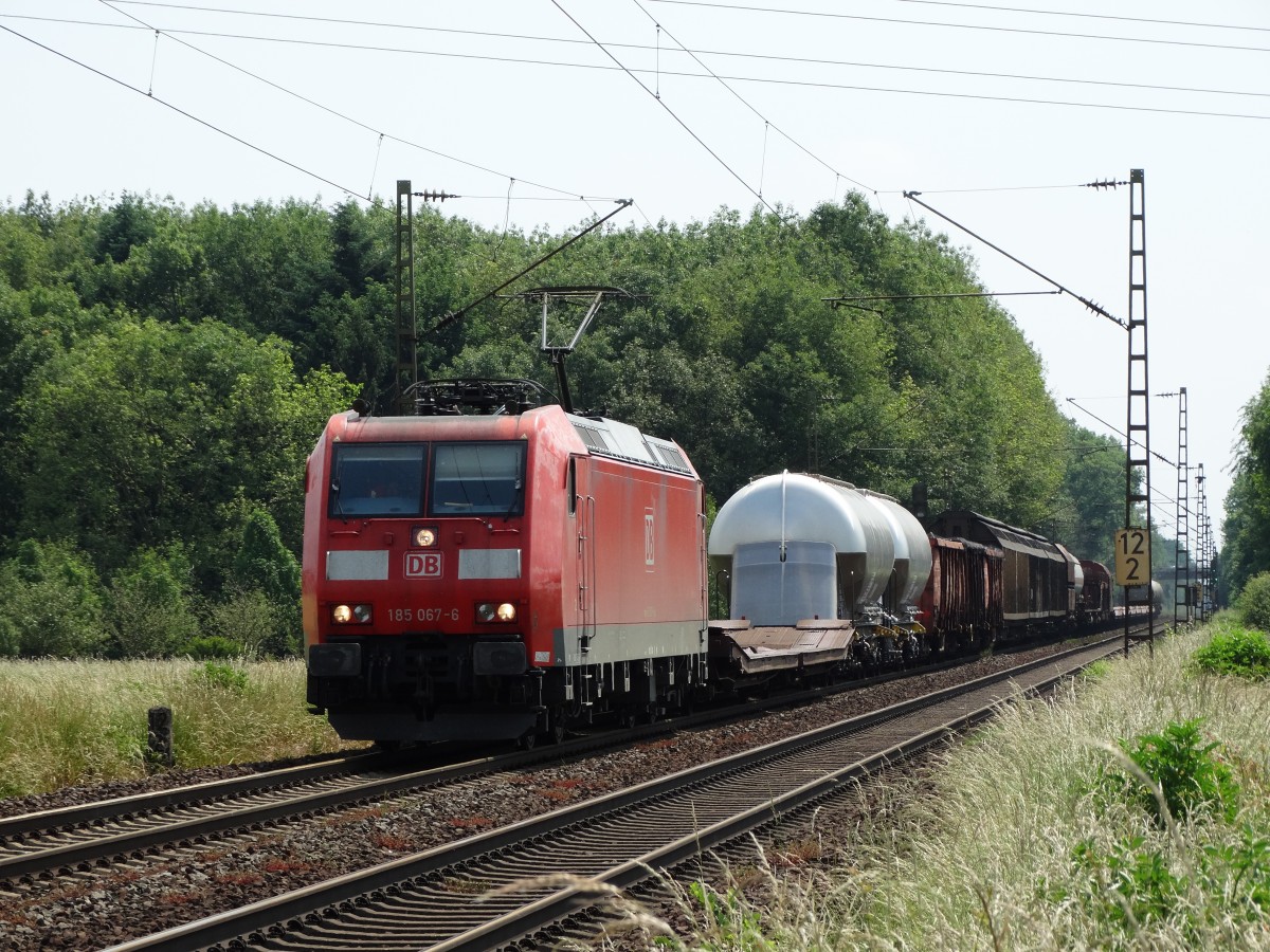 DB Schenker Rail 185 067-6 mit gemischten Güterzug am 06.06.15 bei Mainz Bischofsheim 
