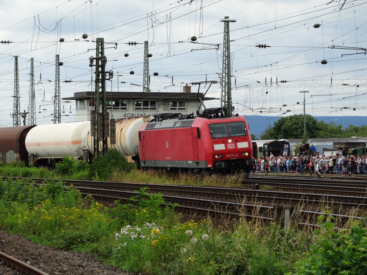 DB Schenker Rail 185 112-0 mit gemischten Güterzug am 14.06.14 in Koblenz Lützel von einen Öffentlichen Fotopunkt aus Fotografiert