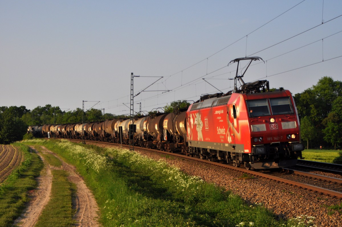 DB Schenker Rail 185 142  unterwegs in der Schweiz  ( Edelweiss ) mit Kesselwagenzug GG 60172 Groenkneten - Frankfurt (M.)-Hchst Gbf (Vehrte, 19.05.14).