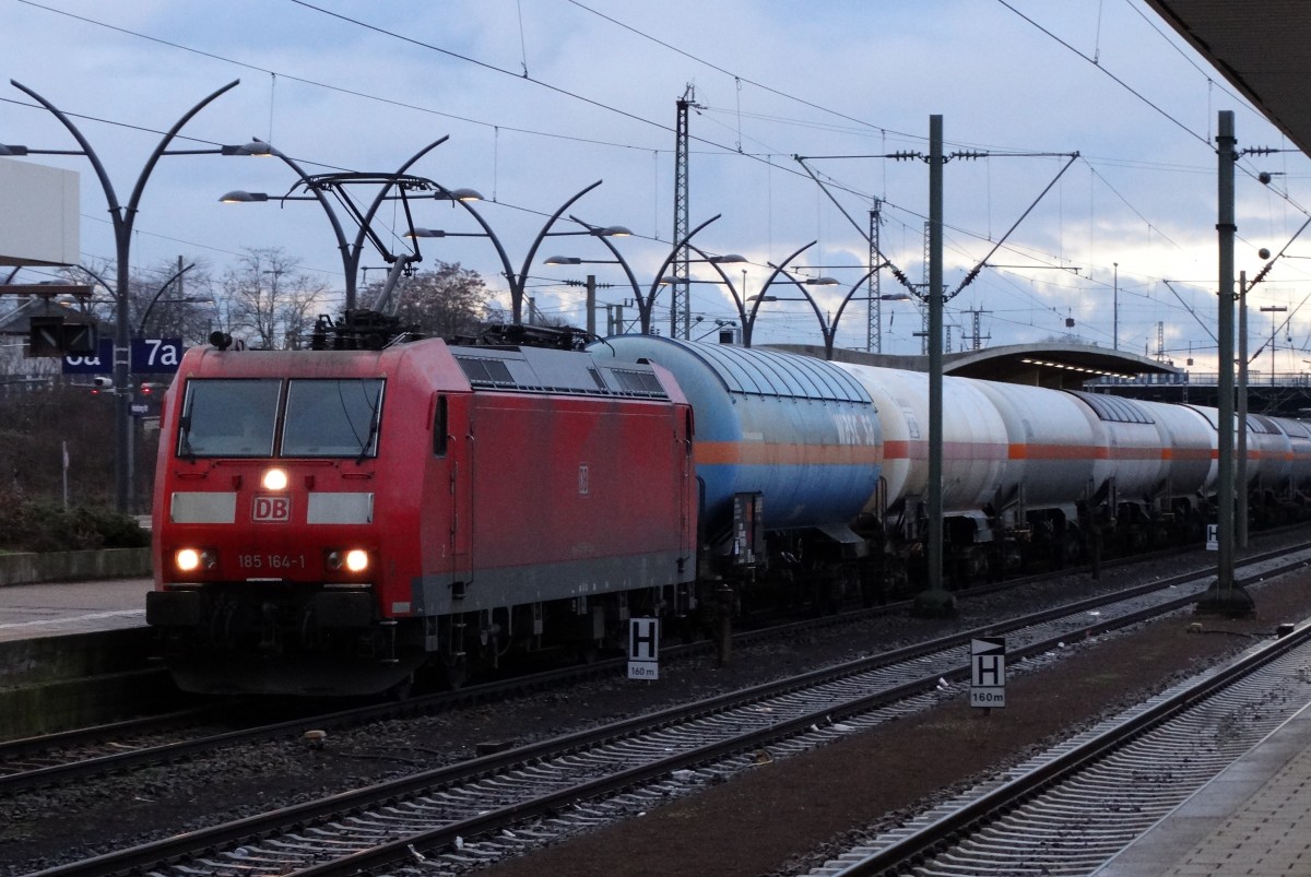 DB Schenker Rail 185 164-1 mit Druckgaskesselwagen am 30.01.15 in Heidelberg Hbf