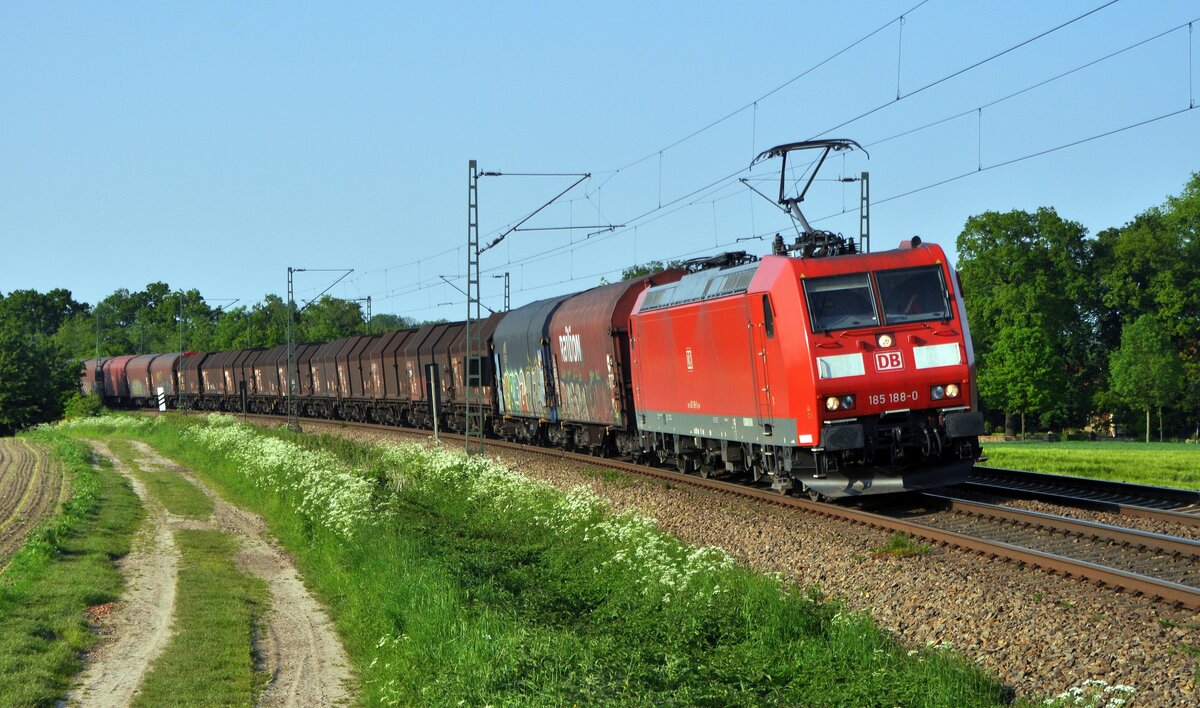 DB Schenker Rail 185 188 mit einem aus Schiebeplanen- und Schiebehaubenwagen bestehenden Zug in Richtung Osnabrück (Vehrte, 19.05.2014).