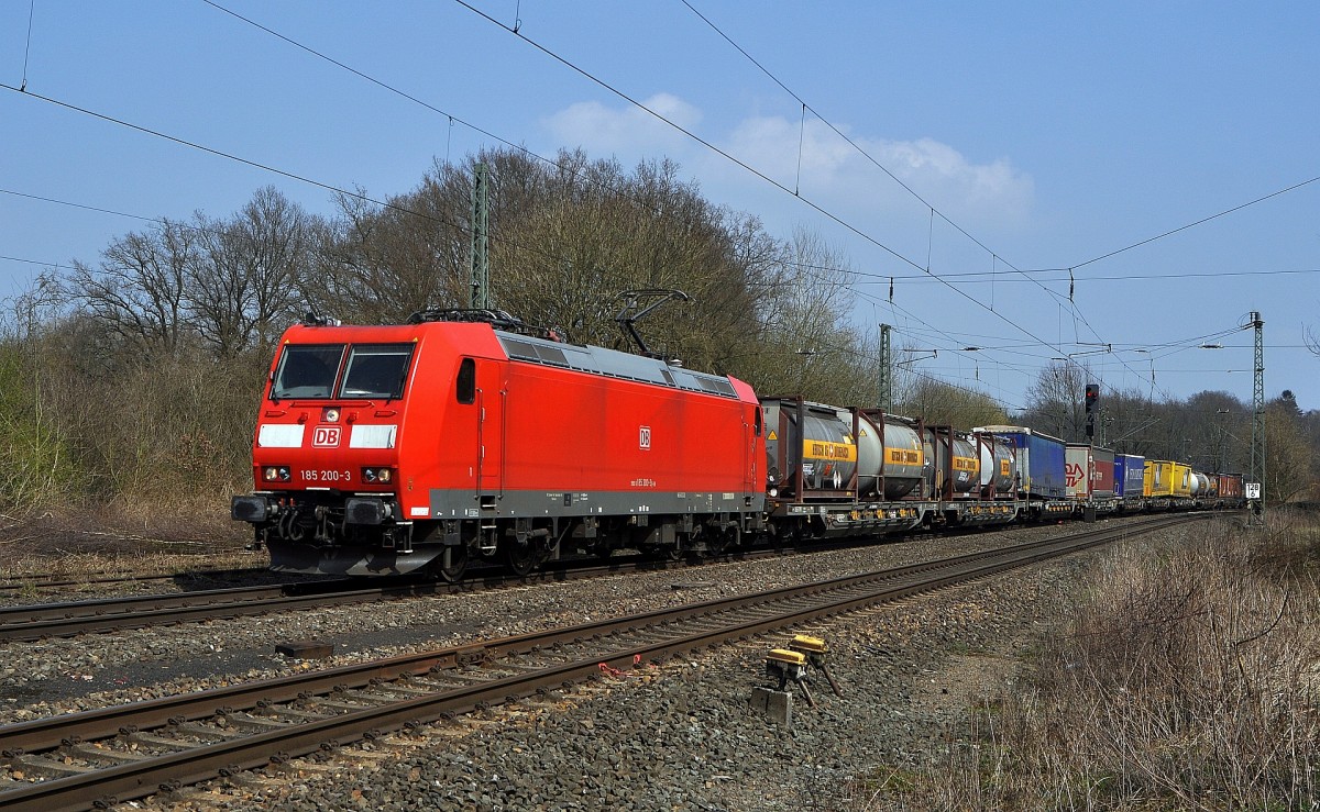 DB Schenker Rail 185 200 mit KLV-Zug in Richtung Osnabrück (Vehrte, 10.04.15).