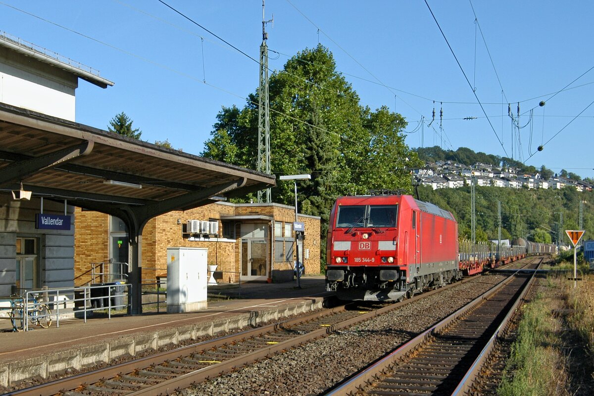 DB Schenker Rail 185 344 mit gemischtem Güterzug auf der rechten Rheinstrecke in Richtung Köln (Vallendar, 08.09.2012).