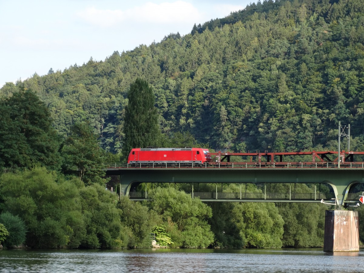 DB Schenker Rail 185 xxx-x mit leeren Autozug in Richtung Neckarsulm (Audi AG) am 10.09.15 in Neckargemünd 