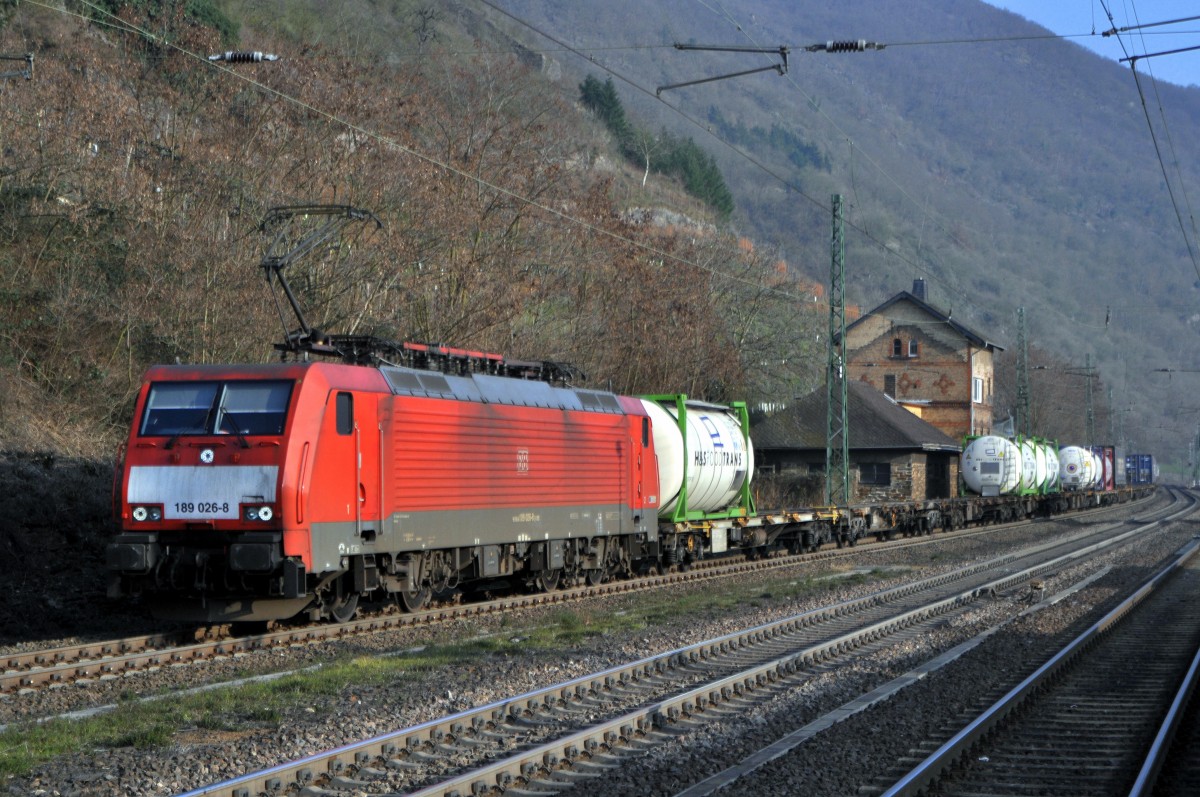 DB Schenker Rail 189 026 ist am 08.03.14 mit einem KLV-Zug auf der rechten Rheinstrecke im Bahnhof Kaub in Richtung Köln unterwegs.