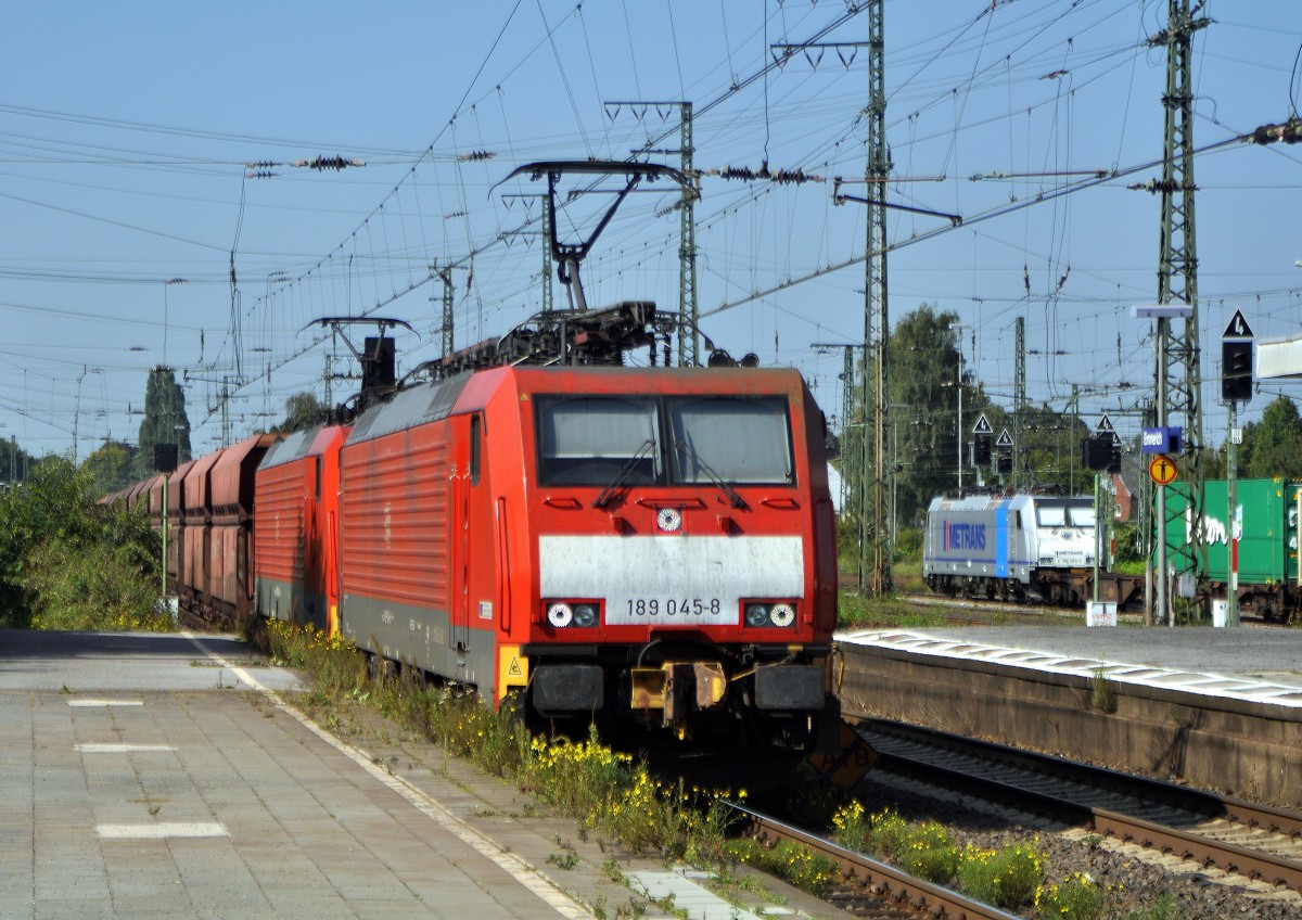 DB Schenker Rail 189 045 und eine weitere 189er durchfahren mit einem Erzzug aus Maasvlakte kommend am 17.09.14 den Grenzbahnhof Emmerich nach Dillingen/Saar. Wie auf vielen anderen Bahnhöfen auch, erobert sich die Natur immer mehr zurück.