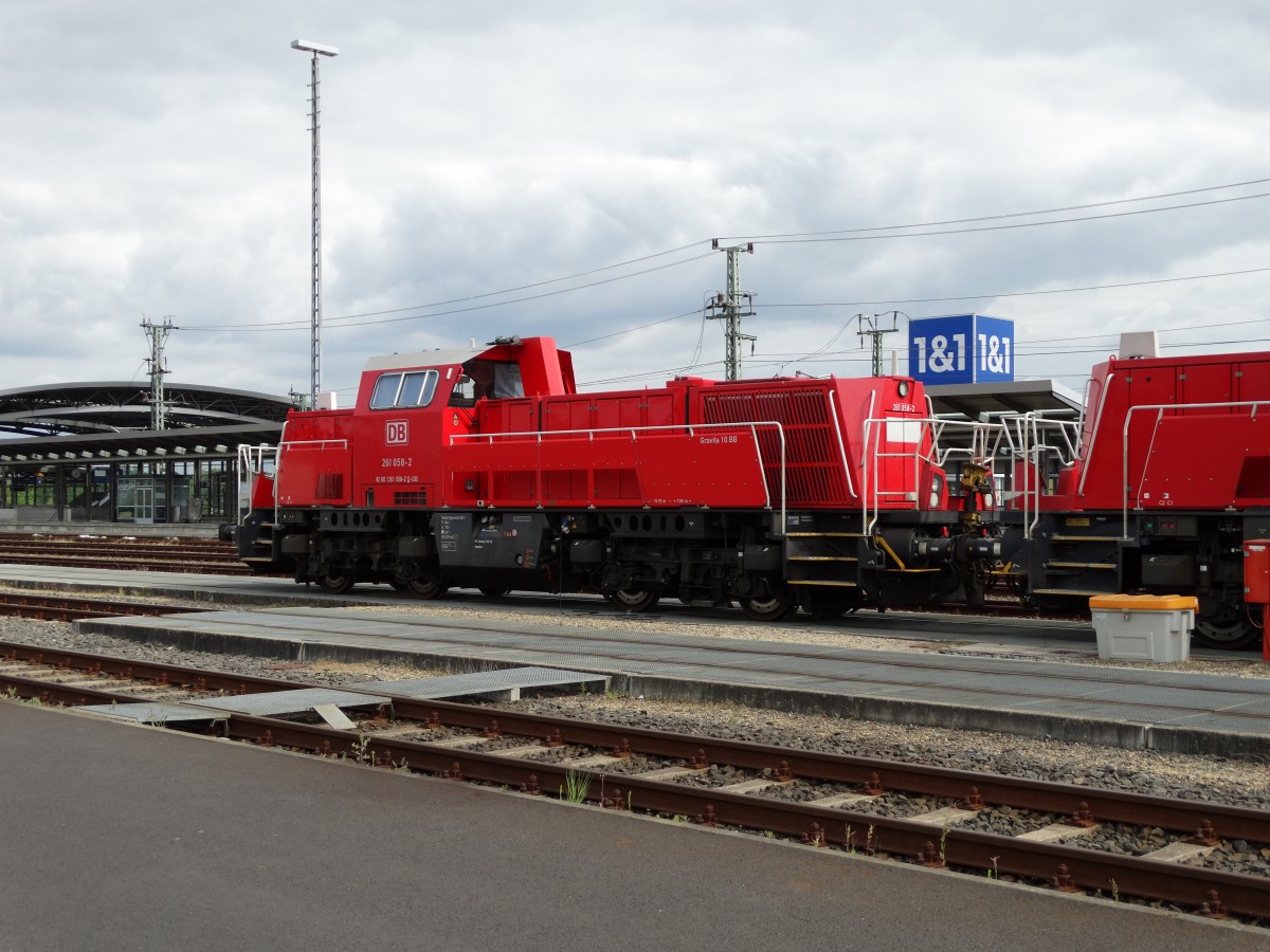 DB Schenker Rail 261 058-2 (Voith Gravita 10 BB) am 14.06.14 in Montabaur ICE Bahnhofe von einen Weg aus fotografiert