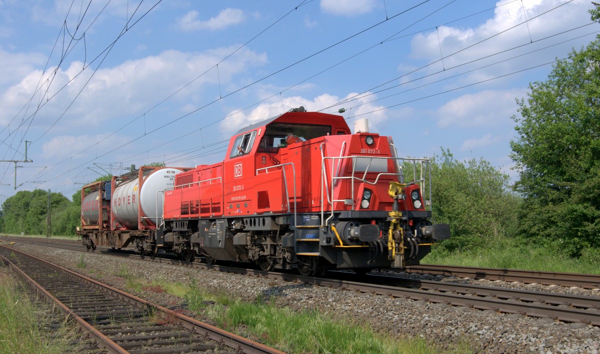 DB Schenker Rail 261 072 mit Containerwagen in Richtung Osnabrück (Diepholz, 02.06.14).