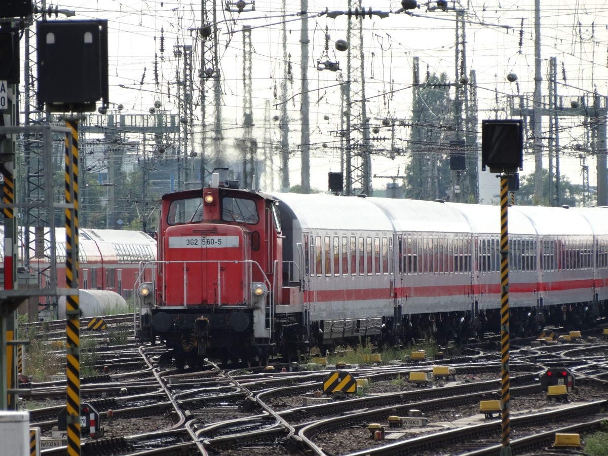 DB Schenker Rail 362 560-5 beim Rangieren mit IC Wagen am 20.08.15 in Frankfurt am Main Hbf vom Bahnsteig aus fotografiert 