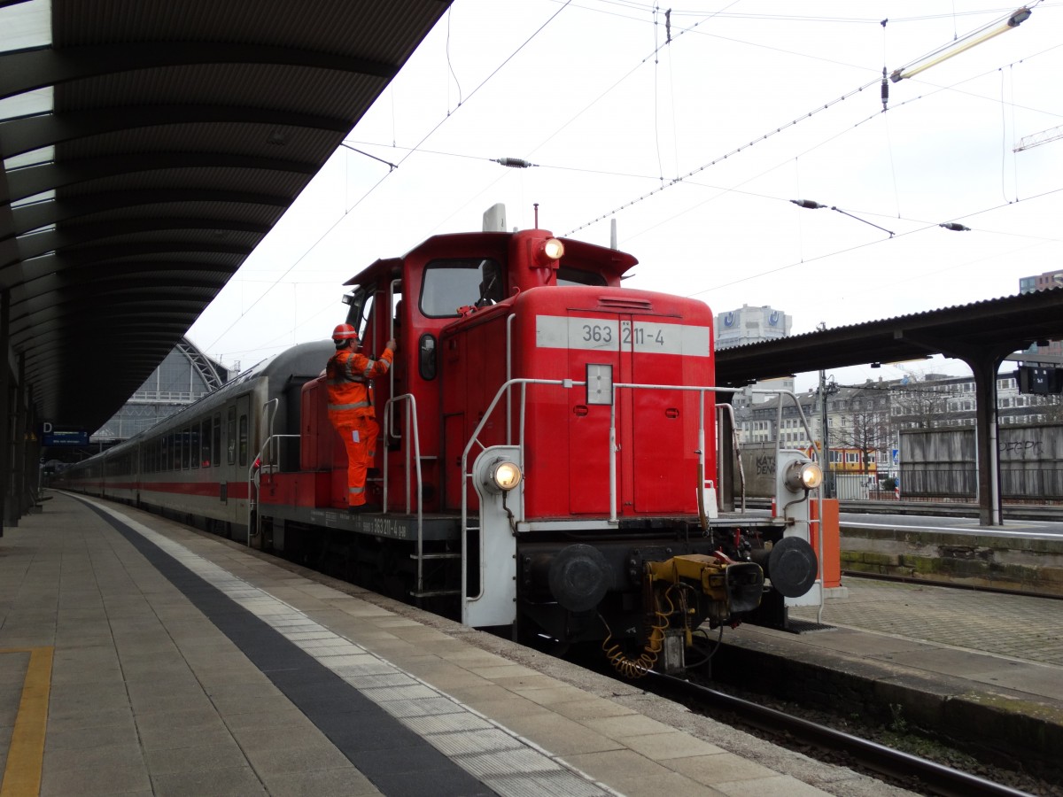 DB Schenker Rail 363 211-4 zieht am 28.01.15 einen leeren IC aus dem Hbf Frankfurt am Main